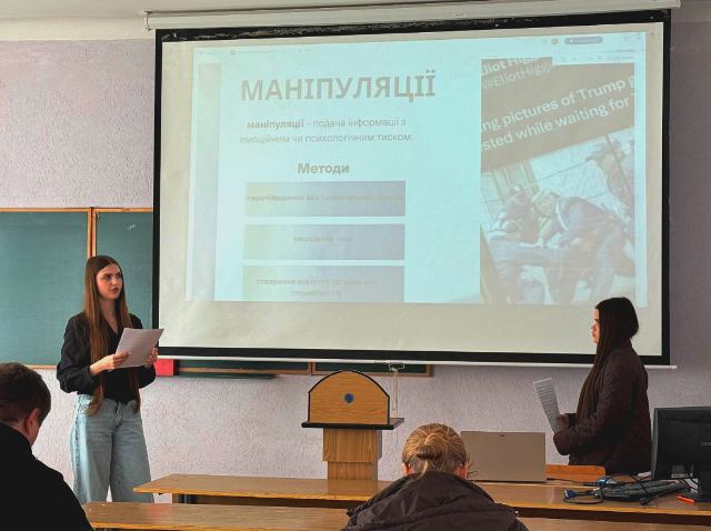 Соломія Залещик та Софія Цимбалюк розповідають про соціальні мережі як основне джерелоінформаційного впливу на молодь